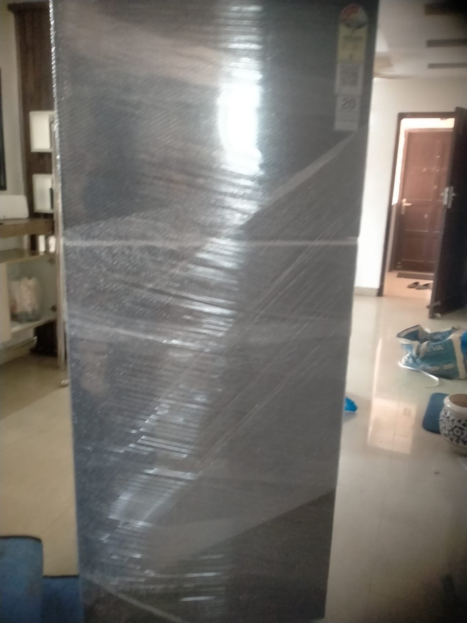 घर shift करने से पहले wrap किया बड़ा appliance