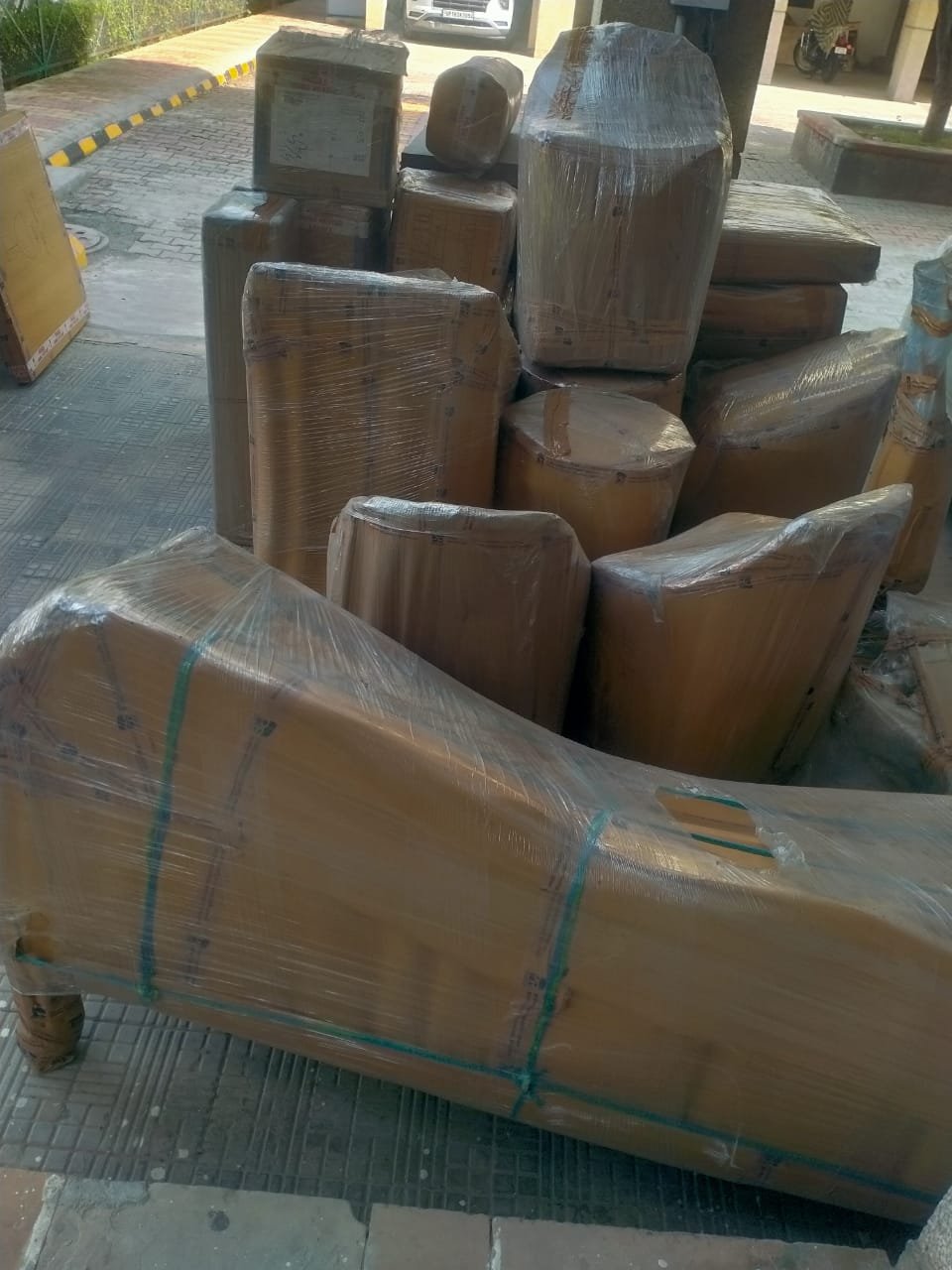 Shifting के लिए loaded boxes और घर का furniture