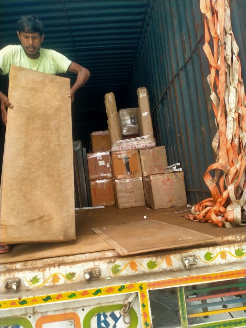 Transport के लिए ready wrap किया furniture और boxes