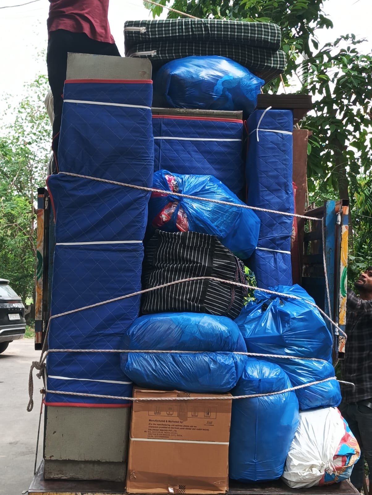 Moving truck में packed household सामान