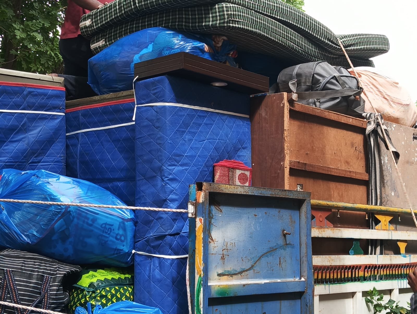 Loading से पहले wrap किया बड़ा furniture