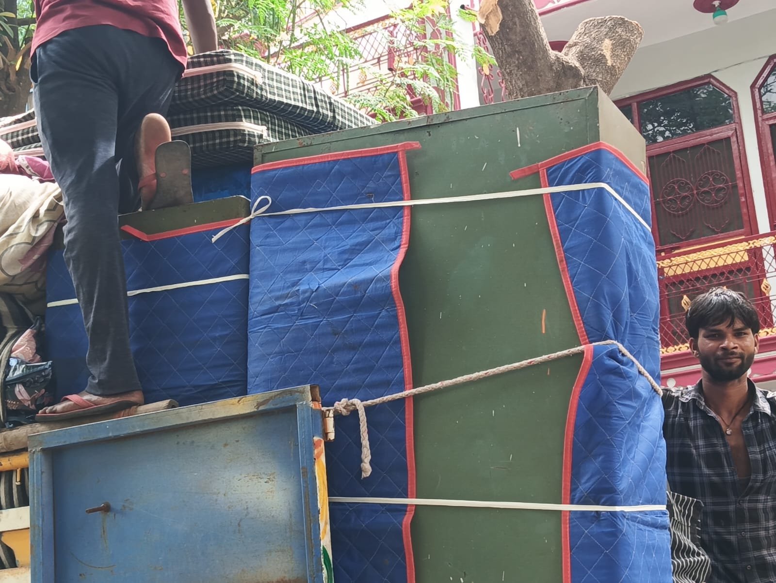 Moving truck में secure किया household सामान