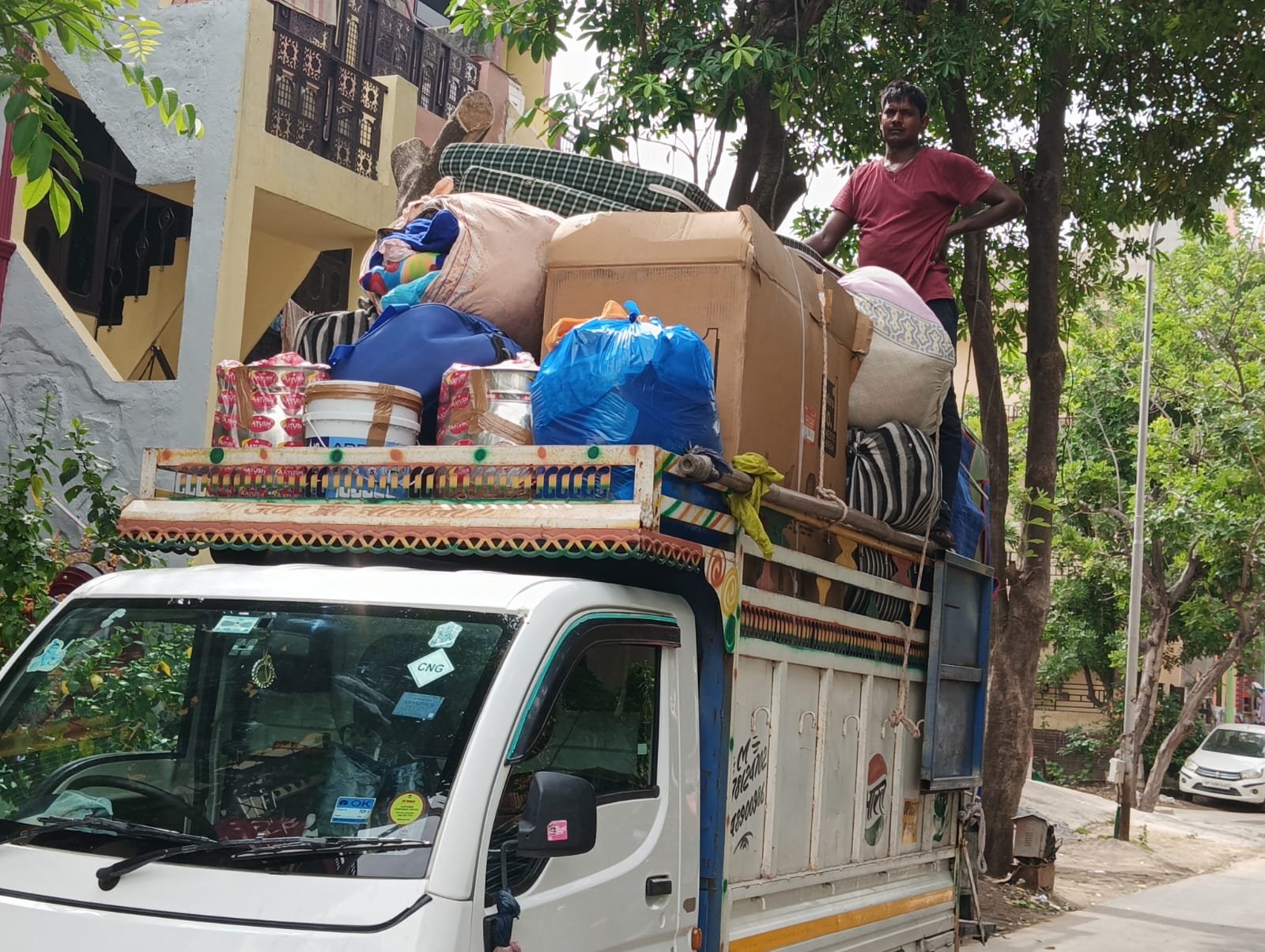 Transport के लिए loaded furniture और boxes