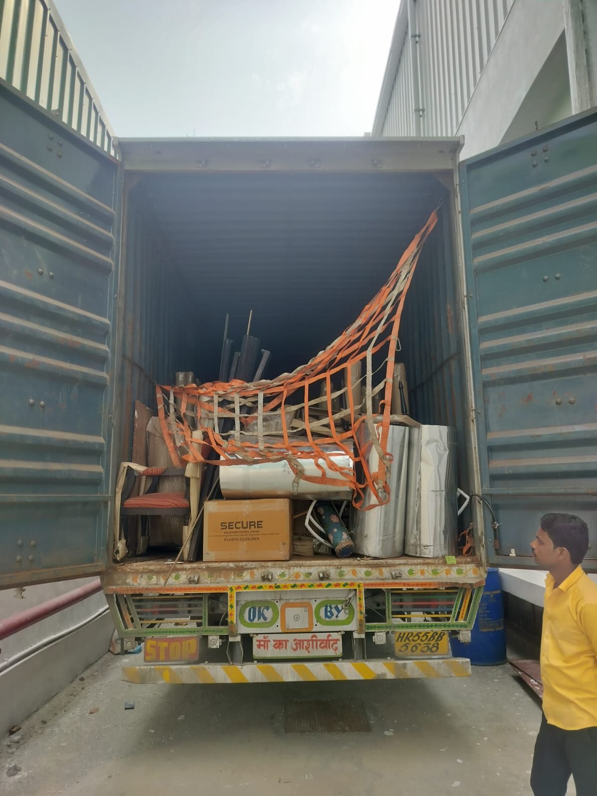 Moving vehicle में secure किया घर का सामान