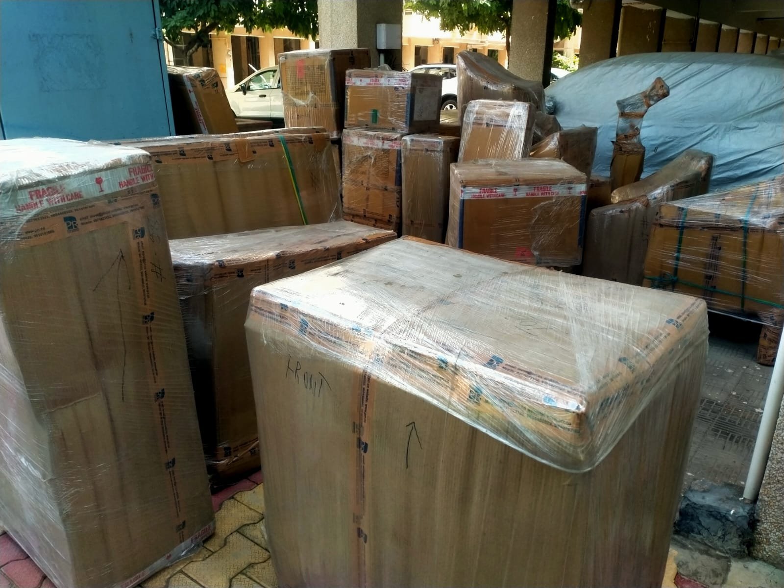 Moving vehicle में packed furniture
