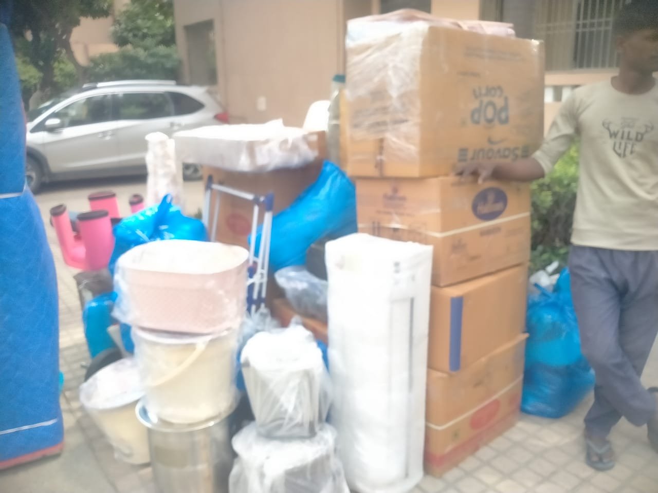 घर का furniture और shifting के लिए wrap किए boxes