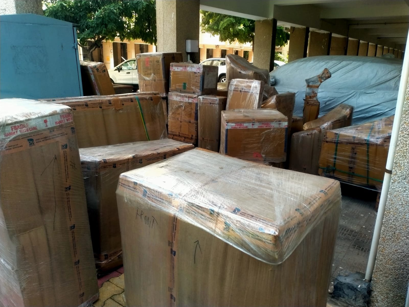 Loading के लिए wrap और arrange किया furniture