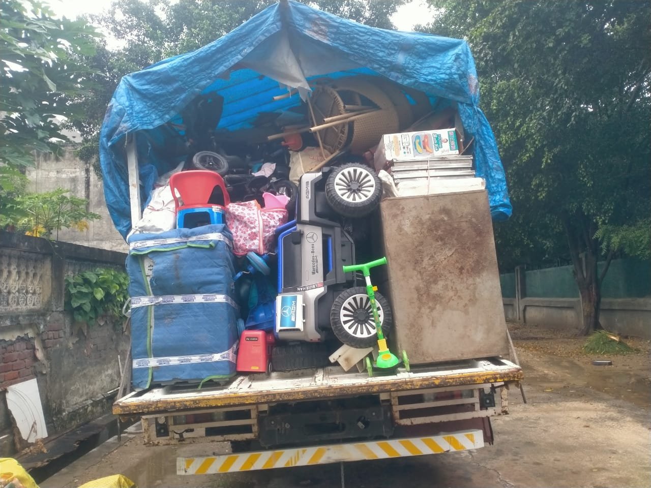 Moving blankets से सुरक्षित किया घर का furniture