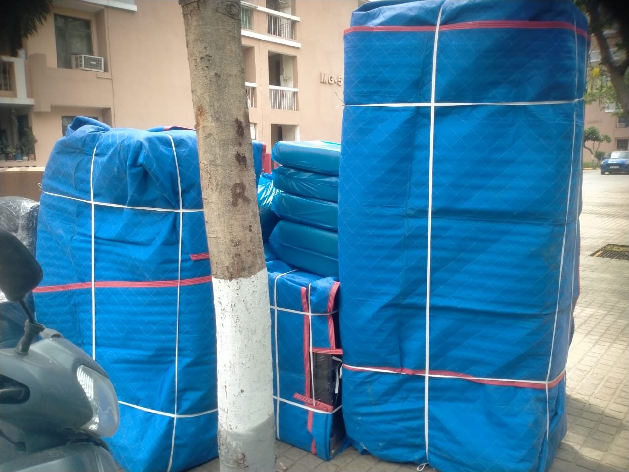 Shift होने के लिए ready packed household सामान