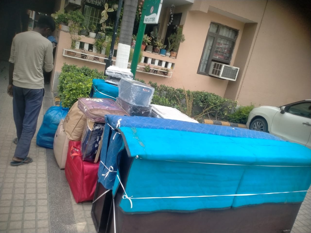 Moving blankets में सुरक्षित किया furniture